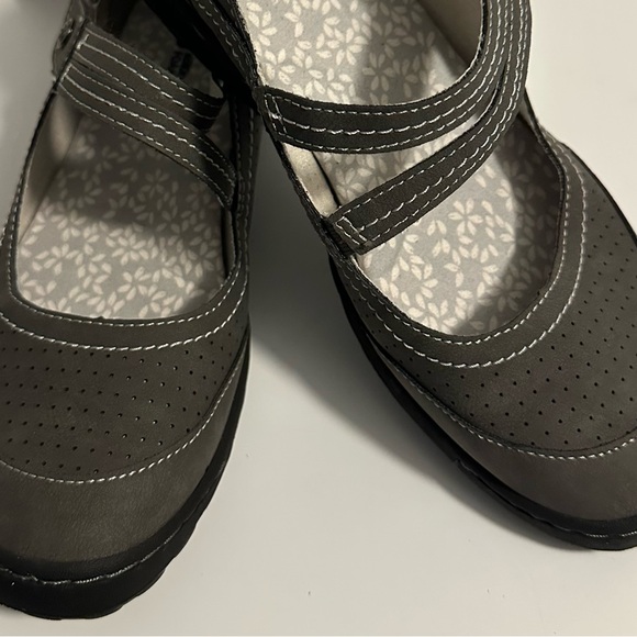 JBU Women's Flats in Cream and Gray - Picture 11 of 13